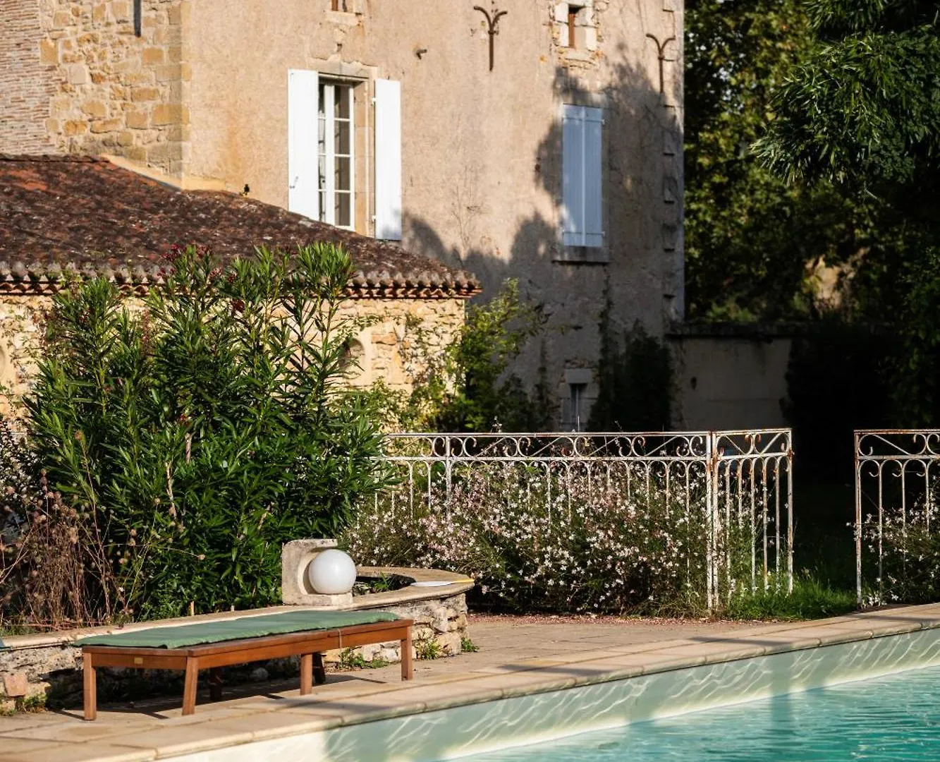 Chateau La Gineste - Castle And Vineyard Duravel