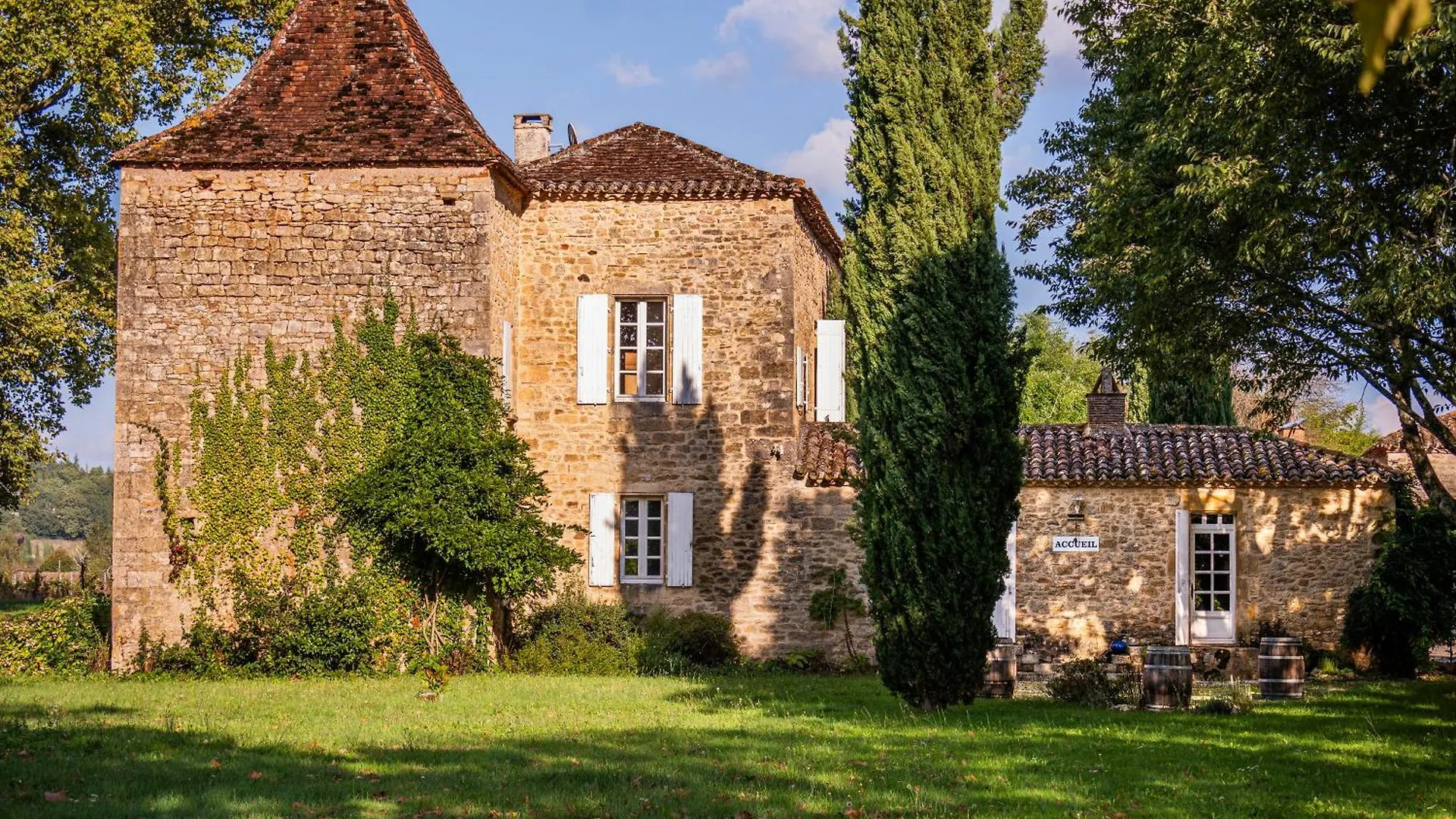 Chateau La Gineste - Castle And Vineyard Duravel