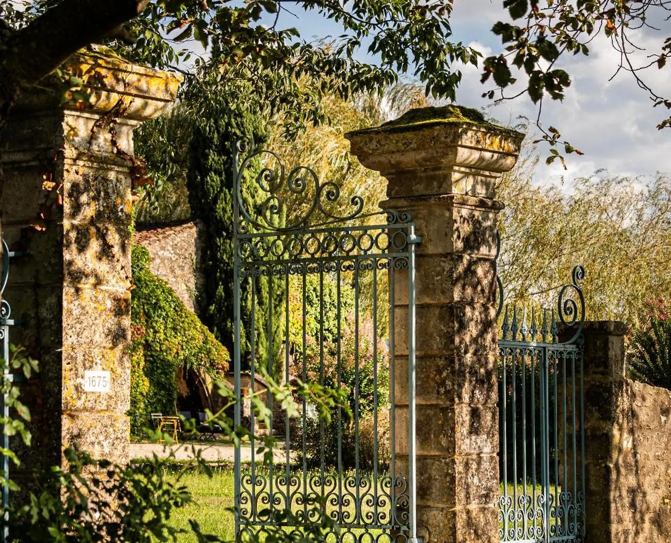 Chateau La Gineste - Castle And Vineyard Duravel 0*,